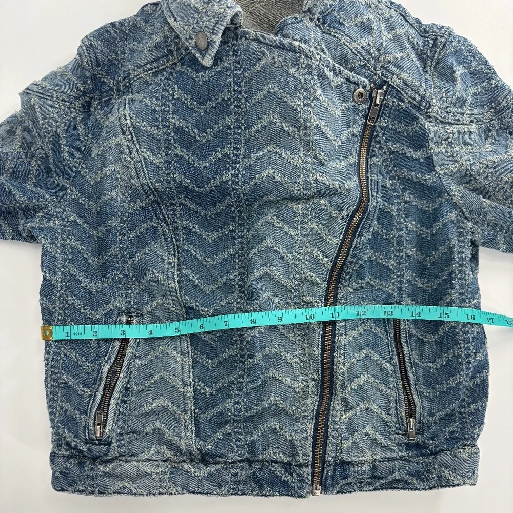 FREE PEOPLE Asymmetrical Denim JEAN Jacket Blue Distressed zipper detail Size 8 - Picture 4 of 7